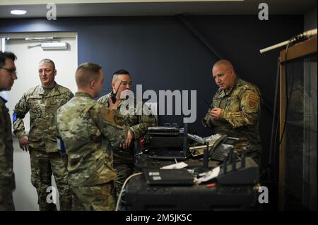 Air National Guardsmen, die der 242. Kampfgeschwader zugewiesen wurden, Check Joint Incident Site Communication Capabilities Funksysteme zur Unterstützung von Übung Rainier Kraken, 19. März 2022, Joint Base Lewis-McChord, Washington. Die im Voraus geplante Übung auf der Joint Base Lewis-McChord, Washington, soll die Fähigkeit der gemeinsamen Truppen demonstrieren, in allen operativen Bereichen – Luft, Land und Cyberspace – zu operieren und zu überleben. Übung Rainier Kraken ist eine Gelegenheit für Airmen, die dem 446. Airlift Flügel zugeteilt sind, mit der Washington Air National Guard und den Soldaten, die der zugeteilt sind, zusammenzuarbeiten Stockfoto