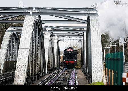 Santa Steam Express, Dampfeisenbahn 45231, der Sherwood Forester, der über die Barnes Railway Bridge kommt, langweiliger Dezembermonring. Weihnachtsangebot Stockfoto