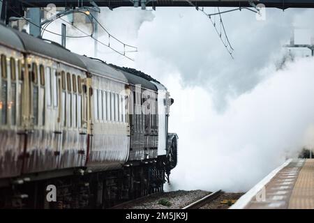 Dampfeisenbahn 60007, Sir Nigel Gresley verlässt Ealing Broadway ca. 0800 Uhr auf einem langweiligen Dezember. Steam Dreams Tagesausflug nach Lincoln Stockfoto