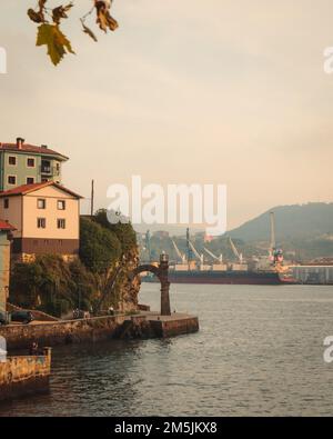Ein Stadtbild am Ufer vor einem großen Kreuzfahrtschiff Stockfoto