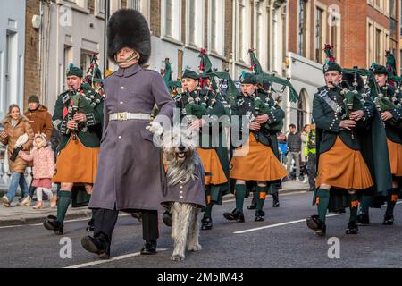 Irish Guards Piper und Irish Wolfhound „Seamus“, Windsor, Berkshire, Großbritannien Stockfoto