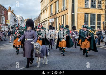 Irish Guards Pipers und Irish Wolfhound Mascot „Seamus“, Windsor, Berkshire, Großbritannien Stockfoto