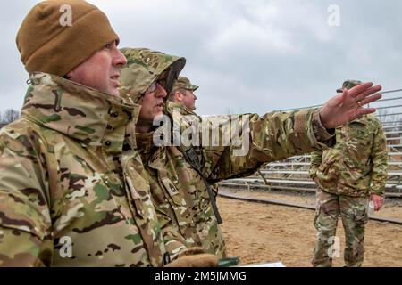 USA Army Sgt. 1. Klasse Rodney Brough, Left, und Sgt. 1. Klasse Larry May, rechts, beide Ausbilder der Kompanie B, 4. Bataillon, 399. Regiment, diskutieren über ein Schauspiel in der Ferne entlang eines Azimuts, den sie während des Landschiffungstrainings am 19. März 2022 auf Fort Knox geschossen haben. Ky. Soldaten von 4. Mrd., 399. Regt., die als Kadett-Sommerkurslehrer dienen, absolvierten ein Auffrischungstraining für Landnavigation, bevor sie den Kurs überquerten, um ihre angegebenen Punkte während der Kampfversammlung im März zu finden. Stockfoto