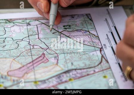 USA Army Sgt. 1. Klasse Larry May, ein Ausbilder der Kompanie B, 4. Bataillon, 399. Regiment, stellt Punkte aus einem zehnstelligen Raster auf, 19. März 2022, auf dem Landnavigationskurs in Fort Knox. Ky. Soldaten von 4. Mrd. US-Dollar, 399. Regt., absolvierten ein Auffrischungstraining zur Landnavigation, bevor sie den Kurs überquerten, um ihre angegebenen Punkte während der Kampfversammlung im März zu finden. Stockfoto