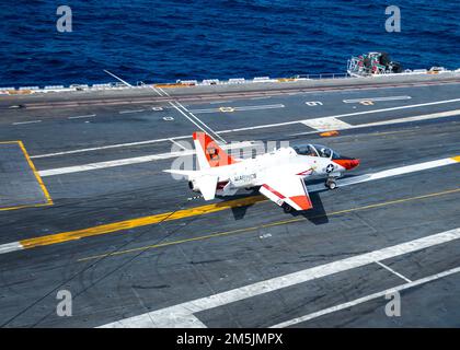 220319-N-XK462-1071 PAZIFIK (19. März 2022) Ein T-45C Goshawk von den „Goldenen Adlern“ der Trainingsschwadron (VT) 22 legt einen festgehaltenen Gang an, der auf dem Cockpit des Flugzeugträgers USS Nimitz (CVN 68) landet. Nimitz führt gerade Routineoperationen durch. Stockfoto