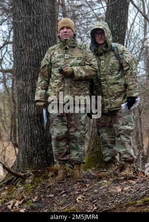 USA Army Sgt. 1. Klasse Rodney Brough, Left, und Sgt. 1. Klasse Larry May, rechts, beide Ausbilder der Kompanie B, 4. Bataillon, 399. Regiment, diskutieren über ein Schauspiel in der Ferne entlang eines Azimuts, den sie während des Landschiffungstrainings am 19. März 2022 auf Fort Knox geschossen haben. Ky. Soldaten von 4. Mrd., 399. Regt., die als Kadett-Sommerkurslehrer dienen, absolvierten ein Auffrischungstraining für Landnavigation, bevor sie den Kurs überquerten, um ihre angegebenen Punkte während der Kampfversammlung im März zu finden. Stockfoto