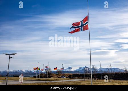 Die USA Die Flagge, zusammen mit anderen Flaggen von NATO-Verbündeten und Partnerländern, fliegt während der Übung Cold Response 2022, Bodo, Norwegen, 20. März 2022 mit Halbmast. Übung Cold Response '22 ist eine alle zwei Jahre stattfindende norwegische nationale Bereitschafts- und Verteidigungsübung, die in ganz Norwegen stattfindet, unter Beteiligung jedes seiner Militärdienste sowie von 26 weiteren alliierten Nationen und regionalen Partnern der Nordatlantikvertrags-Organisation. Stockfoto