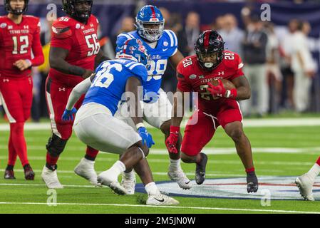 Texas Tech Red Raiders Running Back Tahj Brooks (28) und Ole Miss Rebels Linebacker Ashanti Cistrunk (36) bereiten sich auf einen Zusammenstoß während des TaxAct Te 2022 vor Stockfoto