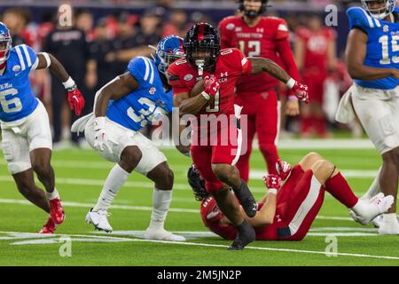 Texas Tech Red Raiders Running back Cam'Ron Valdez (0) schlüpft während des TaxAct Texas Bowl 2022 mittwochs durch ein Loch in der Ole Miss Rebels Defense Stockfoto