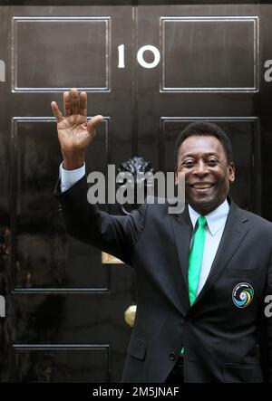 Aktenfoto vom 03.-08-2011 des brasilianischen Fußballers Pele trifft in der Downing Street 10 in Westminster, Central London ein, wo er Premierminister David Cameron ein Fußballtrikot spendete und Kinder traf, die mit der Street League Fußballgemeinde zu tun hatten. Der brasilianische Großvater Pele ist im Alter von 82 Jahren gestorben. Seine Familie hat es in den sozialen Medien angekündigt. Ausgabedatum: Donnerstag, 29. Dezember 2022. Stockfoto