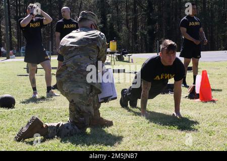USA William Manning, dem 78. Truppenkommando der Georgia Army National Guard in Marietta zugewiesen, absolviert eine Push-up-Wiederholung am 20. März 2022 während des Wettbewerbs der Georgia National Guard Best Soldier and Uncommissioned Officer im Clay National Guard Center in Marietta, Georgia. Der Armeekampf-Fitness-Test war eines von vielen Veranstaltungen, um Georgiens besten Soldat und NCO zu bestimmen. Stockfoto