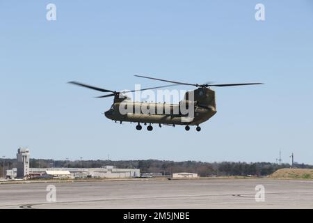 Teilnehmer der Georgia Army National Guard Best Soldier und Noncommissioned Officer Competition fliegen am 20. März 2022 im Clay National Guard Center in Marietta, Georgia, an Bord eines CH-47 Chinook Helikopters. Ein Soldat und ein NCO waren jeweils für die fünf Brigaden der Georgia Army National Guard verantwortlich. Stockfoto