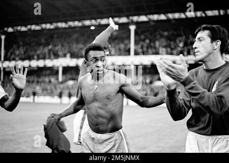 Dateifoto von 19-07-1966 von Brasiliens Pele (links) gratuliert Portugals Jose Augusto (rechts) zum Sieg seines Teams im Jahr 3-1, der Brasilien aus dem Turnier holte. Der brasilianische Großvater Pele ist im Alter von 82 Jahren gestorben. Seine Familie hat es in den sozialen Medien angekündigt. Ausgabedatum: Donnerstag, 29. Dezember 2022. Stockfoto