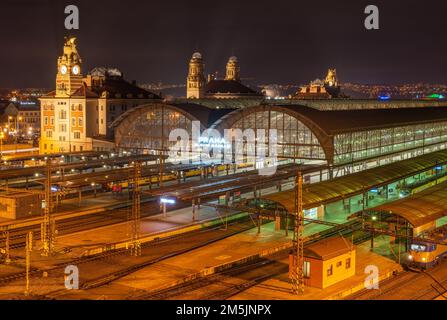 Prag, Tschechische Republik, 27.12.2022, Prager Hauptbahnhof bei Nacht Stockfoto