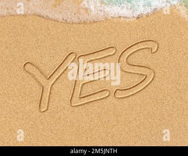 Ja, Konzept, positive Veränderungen im Leben, Wort, geschrieben am Sandstrand Stockfoto