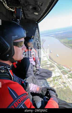 Sgt. 1. Klasse Roger Ross (Front), ein Fallschirmspringer mit dem Fallschirmteam des US-Army Special Operations Command, den Black Daggers, Und Teamkollege Sgt. 1. Klasse Andrew Davis (hinten), schauen Sie auf den Mississippi River und die Umgebung von New Orleans, bevor Sie am 20,2022. März an der Naval Air Station Joint Reserve Base New Orleans springen. Das Team reiste zum Stützpunkt, um bei der New Orleans Air Show aufzutreten. Stockfoto