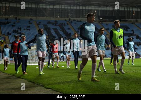 Die Spieler von Coventry City wärmen sich vor dem Sky Bet Championship-Spiel Coventry City gegen Cardiff City in der Coventry Building Society Arena, Coventry, Großbritannien, 29. Dezember 2022 auf (Foto: Nick Browning/News Images) Stockfoto