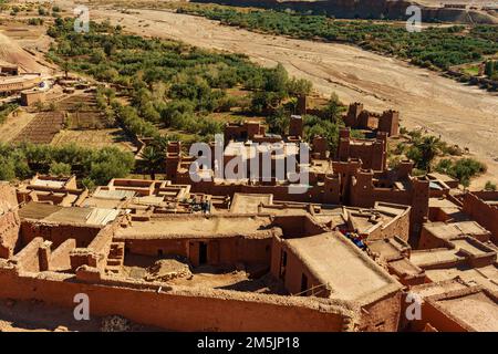 Nordafrika. Marokko. Ksar d'Ait Ben Haddou im Atlasgebirge Marokkos. UNESCO-Weltkulturerbe seit 1987. Blick auf die Dächer Stockfoto