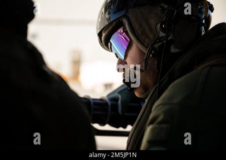 ATLANTIK - Gunnery Sgt. Earl Maddox, ein der Marine Expeditionary Unit 22. zugeordnetes Hubschrauberteam fliegt in einem UH-1Y Venom Helikopter, der am Marine Medium Tiltrotor Squadron 263 (verstärkt) befestigt ist, während einer Feuerübung mit dem Amphibienschiff USS Kearsarge (LHD 3). Während Fleet Battle Problem (FBP) 22-1, 20. März 2022. FBP 22-1 integriert Marinefunktionen zur Unterstützung von Sondereinsätzen, zur Verteidigung an Land und auf See und zur Entwicklung des Einsatzes unbemannter Unterwasserfahrzeuge. Stockfoto