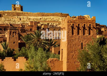 Marokko. Ksar d'Ait Ben Haddou im Atlasgebirge Marokkos. UNESCO-Weltkulturerbe seit 1987. Der Turm der Kasbah Stockfoto