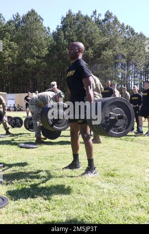 USA Cameron Wilson, dem in Marietta ansässigen 78. Luftwaffenkommando der Georgia Army National Guard zugeteilt, führt am 20. März 2022 während des Wettbewerbs der Georgia National Guard Best Soldier and Noncommissioned Officer im Clay National Guard Center in Marietta, Georgia, einen Totschlag durch. Der Armeekampf-Fitness-Test war eines von vielen Veranstaltungen, um Georgiens besten Soldat und NCO zu bestimmen. Stockfoto