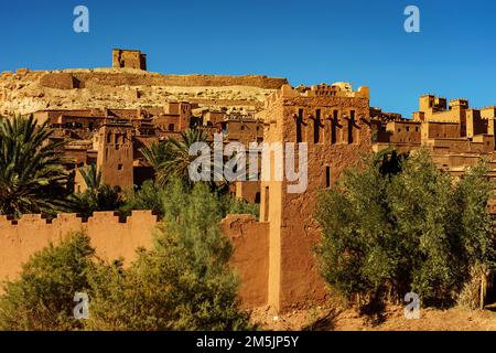 Marokko. Ksar d'Ait Ben Haddou im Atlasgebirge Marokkos. UNESCO-Weltkulturerbe seit 1987. Der Turm der Kasbah Stockfoto