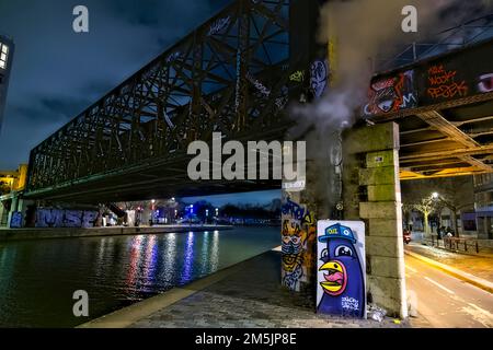 Paris, Frankreich. 27. Dezember 2022. Dampfleck aus dem Fernwärmequai de la Marne am 27. Dezember 2022 in Paris, Frankreich. Stockfoto