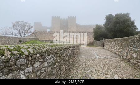 Außenansicht mit Nebel der Burg von Trujillo Stockfoto