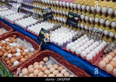 Bursa, Türkei Mai 22 2022 : Eier in Papierpackung, frische Hühnereier zum Verkauf auf einem Markt, Obst- und Gemüsemarkt Stockfoto