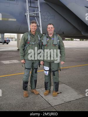 General Daniel Hokanson, Chef der Nationalgarde, posiert vor einer F-15 neben Oberst Michael Kosderka, Pilot des 142. Flügels, während eines Besuchs auf dem Luftwaffenstützpunkt Portland, Oregon, am 19. März 2022. General Hokanson hatte die Gelegenheit, in den Rücken eines F-15D Eagle zu fliegen und aus erster Hand zu erleben, wie die Piloten der Oregon Air National Guard die Mission der Bewachung und Verteidigung des Luftraums des pazifischen Nordwestens ausführen. Stockfoto