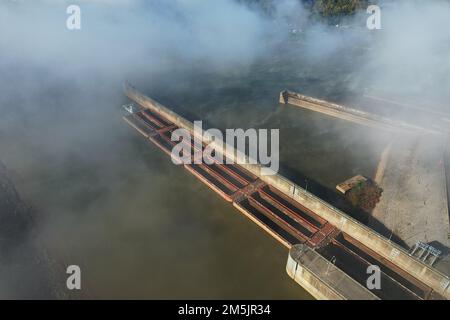 Eine Drohne mit Dampf, der die Robert C Byrd Locks & Dam am Ohio River in West Virginia, USA, bedeckt Stockfoto