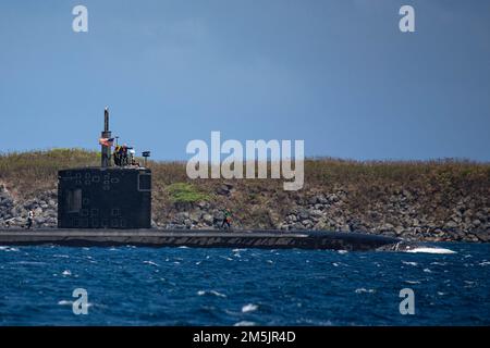 220321-N-VO134-1044 APRA HARBOR, Guam (21. März 2022) das schnell angreifende U-Boot der Los Angeles-Klasse USS Springfield (SSN 761) trifft am Marinestützpunkt Guam von der Joint Base Pearl Harbor-Hickam zu einer Homeport-Schicht am 21. März ein. Springfield ist in der Lage, verschiedene Missionen zu unterstützen, darunter U-Boot-Kampfführung, Schiffskampfführung, Streikkampfführung und Nachrichtendienste. Überwachung und Aufklärung. Stockfoto