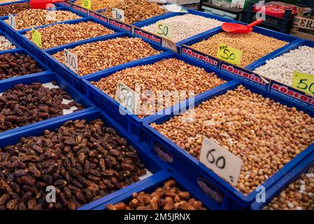 Bursa, Türkei Mai 22 2022: Getrocknete Früchte und Nüsse auf dem lokalen Open-Air-Lebensmittelmarkt, unhygienische Open-Air-Lebensmittelmärkte Stockfoto