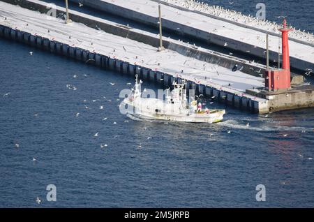 Rausu, 28. November 2017: Blick auf ein Fischerboot, das im Hafen ankommt. Halbinsel Shiretoko. Unterpräfektur Nemuro. Hokkaido. Japan. Stockfoto