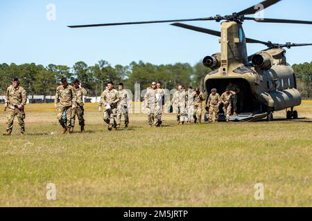 Soldaten der US-Armee der Georgia Army National Guard kommen über CH-47 zum Georgia National Guard Best Warrior Competition 2022 in Fort Stewart, Georgia, USA 20. März 2022. Der Wettbewerb der besten Krieger testet die Bereitschaft und Anpassungsfähigkeit unserer Streitkräfte und bereitet unsere Guardsmen Georgiens auf die unvorhersehbaren Herausforderungen von heute vor. Stockfoto