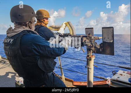 PHILIPPINE SEA (20. März 2022) Gunner's Mate 2. Class Denis Medved, aus Mechanicsville, Md., Front, und Fire Controlman 1. Class Joseph Reed, aus Arlington, Virginia, führen eine Feuerübung während des Unterwasserkampftrainings für fortgeschrittene Taktiken durch. Green Bay, Teil der Expeditionary Strike Group 7, ist zusammen mit der 31. Marine Expeditionary Unit (MEU) im Zuständigkeitsbereich der US-amerikanischen 7.-Flotte tätig, um die Interoperabilität mit Verbündeten und Partnern zu verbessern und als einsatzbereite Eingreiftruppe zur Verteidigung von Frieden und Stabilität in der Region Indo-Pazifik zu dienen. Stockfoto