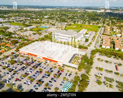 Miami, FL, USA - 29. Dezember 2022: Luftaufnahme von Home Depot North Miami Beach 163. Street Stockfoto