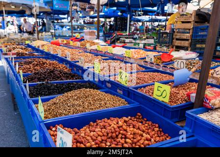 Bursa, Türkei Mai 22 2022 : getrocknete Früchte und Nüsse auf dem lokalen Open-Air-Lebensmittelmarkt , unhygienische Open-Air-Lebensmittelmärkte Stockfoto