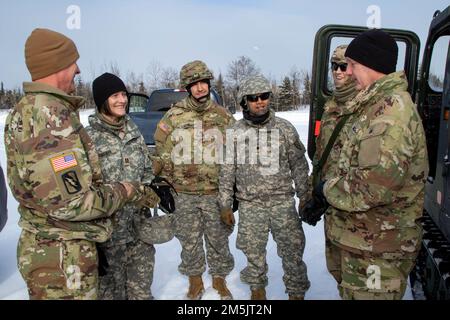 Generalleutnant Jon A. Jensen, Direktor, USA Army National Guard, ganz rechts, und Kommandodienstleiter Major John T. Raines, Kommandodienstleiter Major der USA Army National Guard, ganz links, spricht mit Mitgliedern der 134. Public Affairs-Einheit der Alaska National Guard, während sie die Zwischenstation in der Nähe von Fort Greely während des Joint Pacific Multinational Readiness Center 22-02, März 20, besucht. Das 134.-PAD unterstützte die USA Army Alaska während einer der größten Übungen des Jahres, indem sie Spezialisten für Massenkommunikation bereitstellte, die Fotos machten, Videos machten und Artikel über die USA schrieben Armee-Alaska-Soldaten Stockfoto