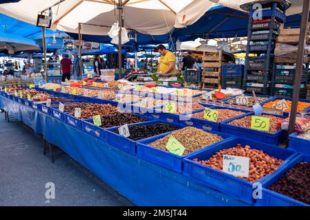 Bursa, Türkei Mai 22 2022 : getrocknete Früchte und Nüsse auf dem lokalen Open-Air-Lebensmittelmarkt , unhygienische Open-Air-Lebensmittelmärkte Stockfoto