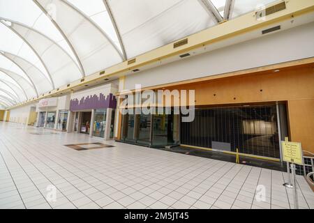 Miami, FL, USA - 29. Dezember 2022: Innenfoto der 163. Street Mall im veralteten Stil in NMB North Miami mit den meisten Mietshäusern außer Betrieb Stockfoto