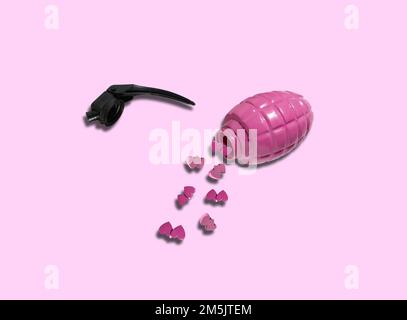Liebesgranate, rosa Granate geöffnet und rosa Herzen fallen heraus, kreatives Weihnachtsdesign Stockfoto