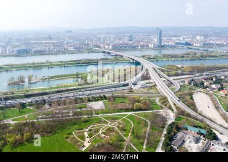 Eine Luftaufnahme der modernen städtischen Infrastruktur Wiens vom Donauturm aus gesehen Stockfoto