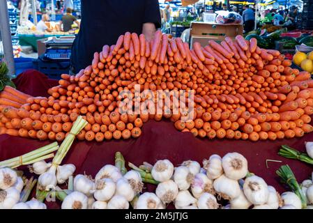 Bursa , Türkei Mai 22 2022 : frisches Obst aus biologischem Anbau am lokalen Marktstand der Bauern, Leute, die Obst und Gemüse auf dem Markt kaufen Stockfoto