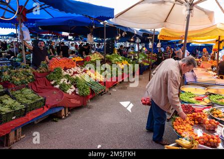 Bursa , Türkei Mai 22 2022 : frisches Obst aus biologischem Anbau am lokalen Marktstand der Bauern, Leute, die Obst und Gemüse auf dem Markt kaufen Stockfoto