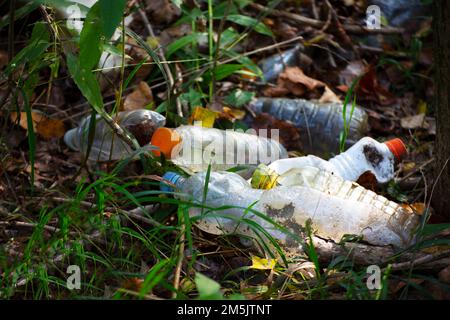 Müll, Plastikflaschen in der Natur Stockfoto