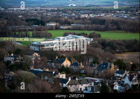 Donnerstag, 29. 2022. Dezember: Edinburgh, Schottland, Vereinigtes Königreich. Blick auf Duddingston Village von Arthurs Seat. Auf dem Bild ist auch die Heilige Rood High School Stockfoto