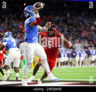 28. Dezember 2022: Texas Tech Defensive Lineman Myles Cole (5) presst Mississippi Quarterback Jaxson Dart (2) während des TaxAct Texas Bowl am 28. Dezember 2022 in Houston in die Endzone. (Kreditbild: © Scott Coleman/ZUMA Press Wire) Stockfoto