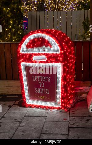 Detroit, Michigan - Ein Briefkasten für den Weihnachtsmann im Campus Martius Park im Zentrum von Detroit während der Weihnachtsfeiertage. Stockfoto