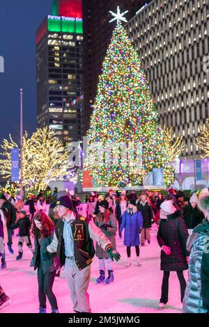 Detroit, Michigan – Eiskunstläufer auf der Eislaufbahn Campus Martius in der Innenstadt von Detroit während der Winterferien. Stockfoto